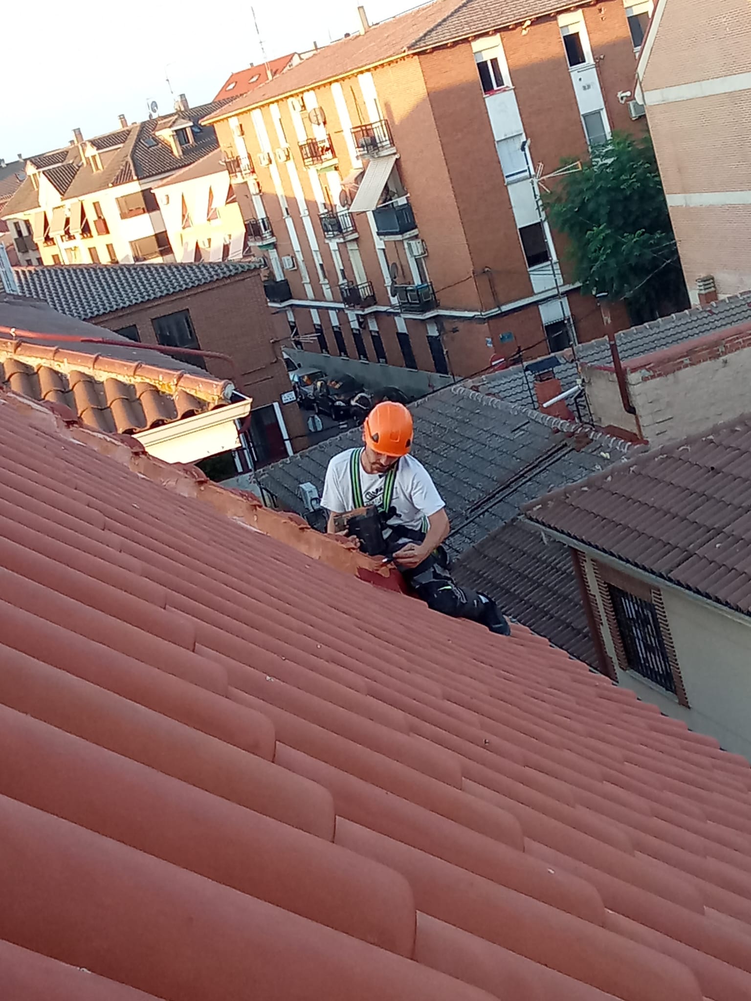 Equipo trabajando en un tejado