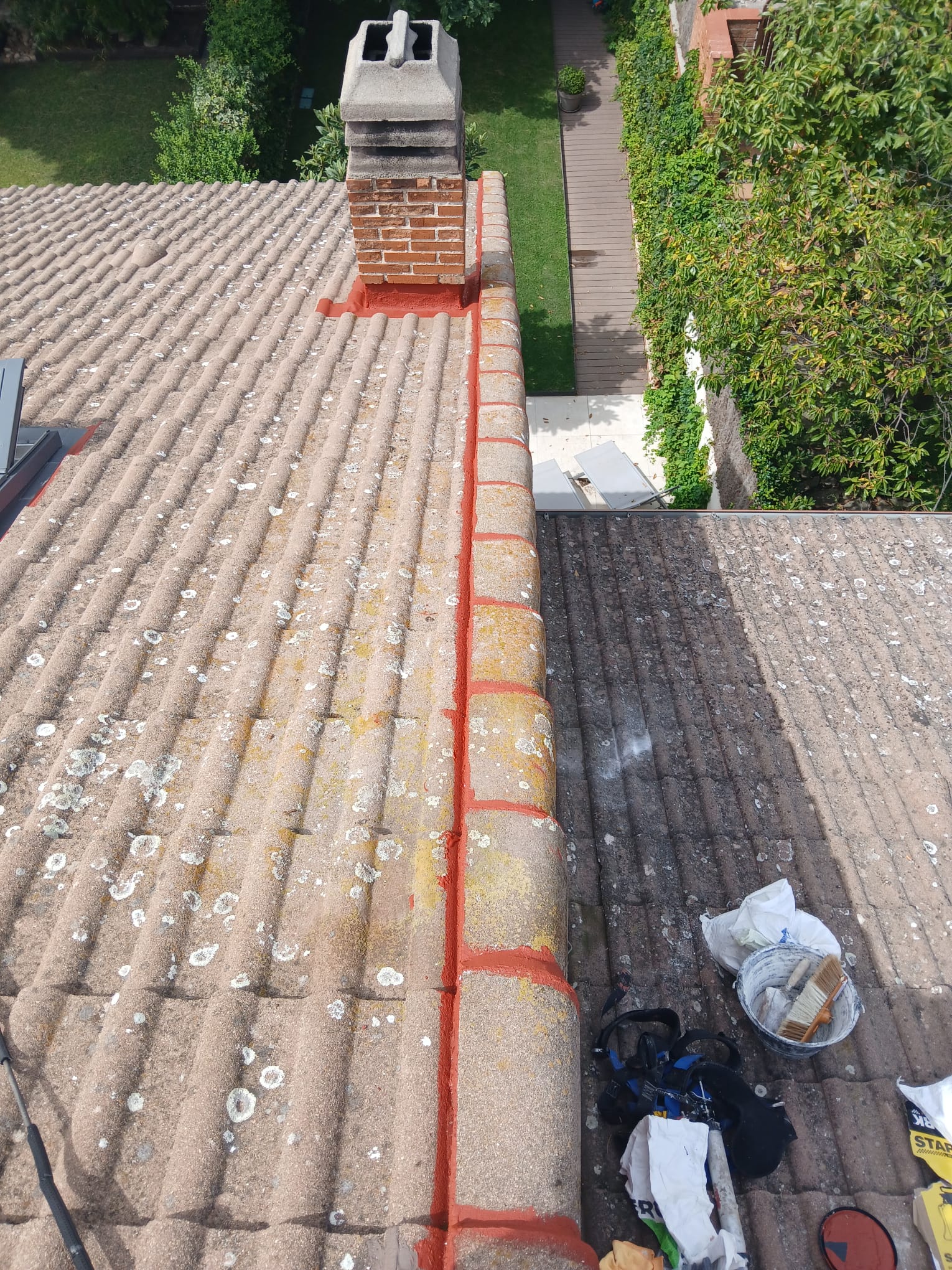 Impermeabilización de cumbrera y chimenea