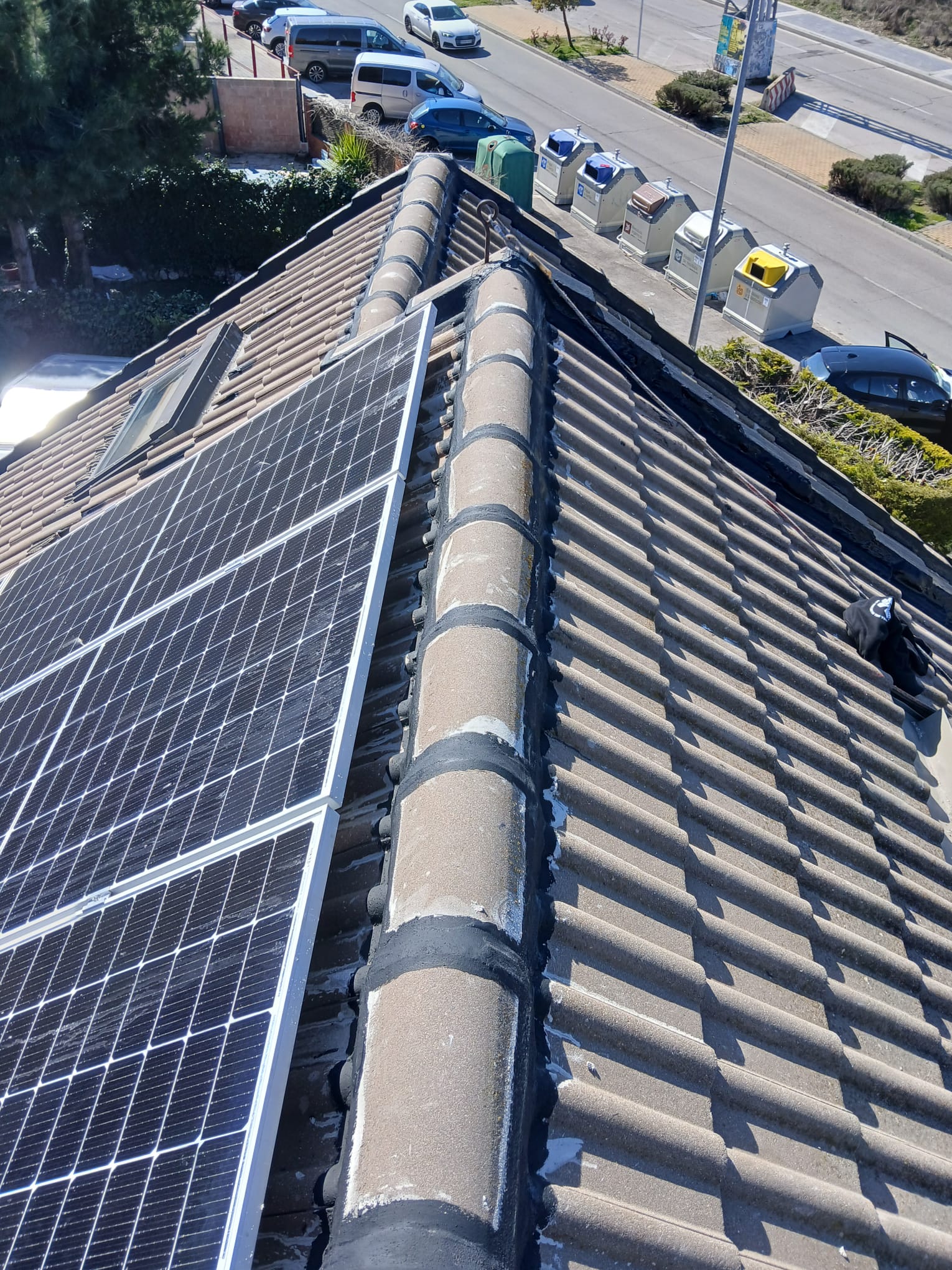 Repunteo de cumbrera entre paneles solares