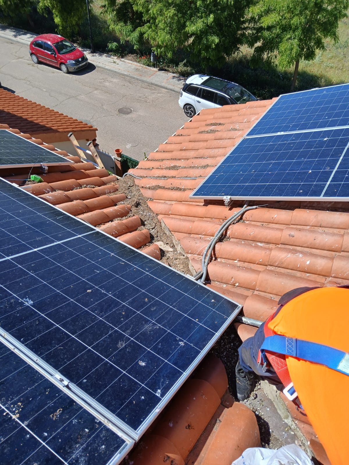 Reparación de cumbrera entre paneles solares