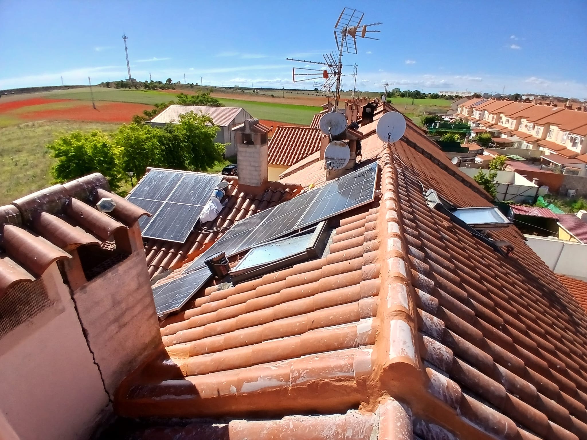 Cubierta con paneles solares en vivienda